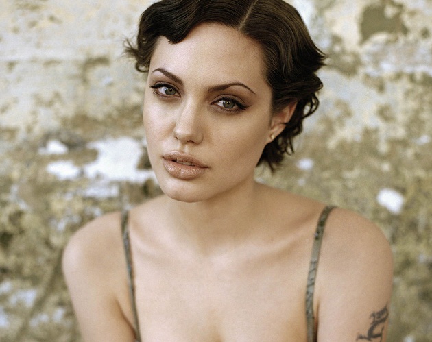 Angelina Jolie está crecidita y quiere escribir y dirigir un largo sobre Afganistan