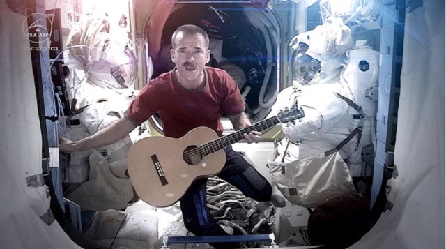 Un astronauta interpreta 'Space Oddity' de David Bowie en la Estación Espacial Internacional