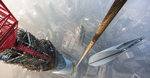 Graban un vídeo escalando la Torre de Shanghai