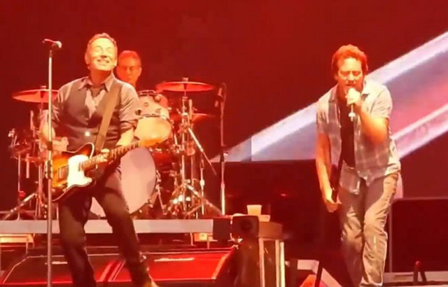 Bruce Springsteen y Eddie Vedder versionan a AC/DC