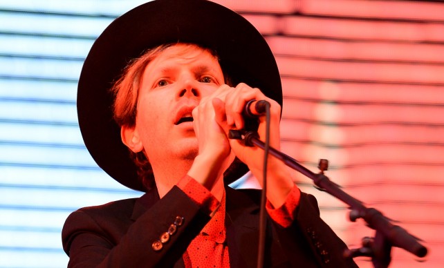 Beck interpreta 'Heart is a Drum' en directo para Colbert