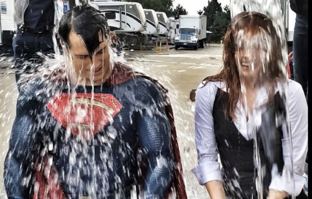 Nuevas fotos y vídeo de 'Batman vs Superman': Lois Lane y Superman se suman al Ice Bucket Challenge