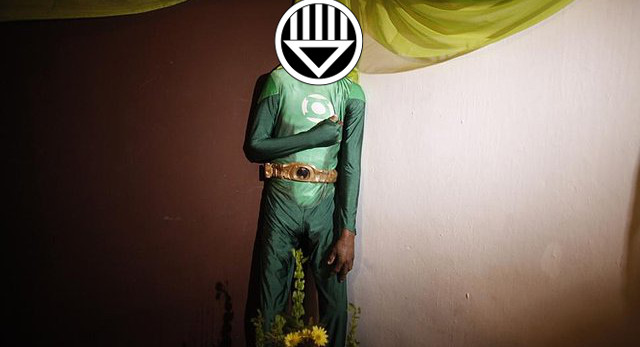 Hombre es enterrado como Green Lantern