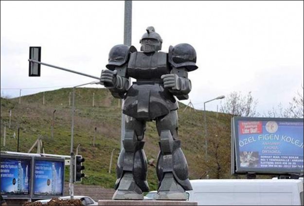 Alcalde turco construye robot gigante