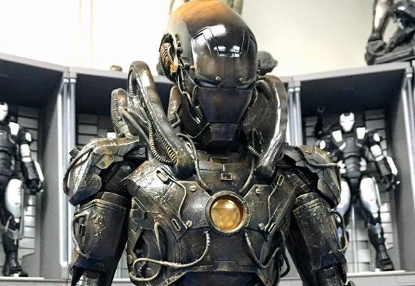 Tony Stark presenta su nueva armadura: Iron Alien