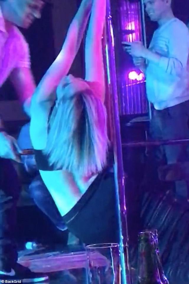 Jennifer Lawrence borracha en un club de striptease