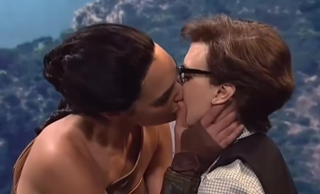 El beso lésbico entre Wonder Woman Gal Gadot y Kate McKinnon