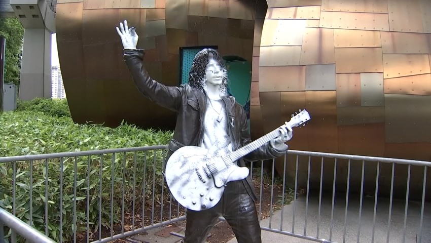 La estatua conmemorativa de Chris Cornell en Seattle fue objeto de vandalismo
