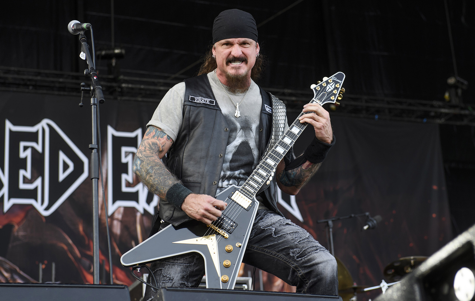 El guitarrista de Iced Earth, Jon Schaffer, permanecerá en prisión sin fianza hasta que comience el juicio