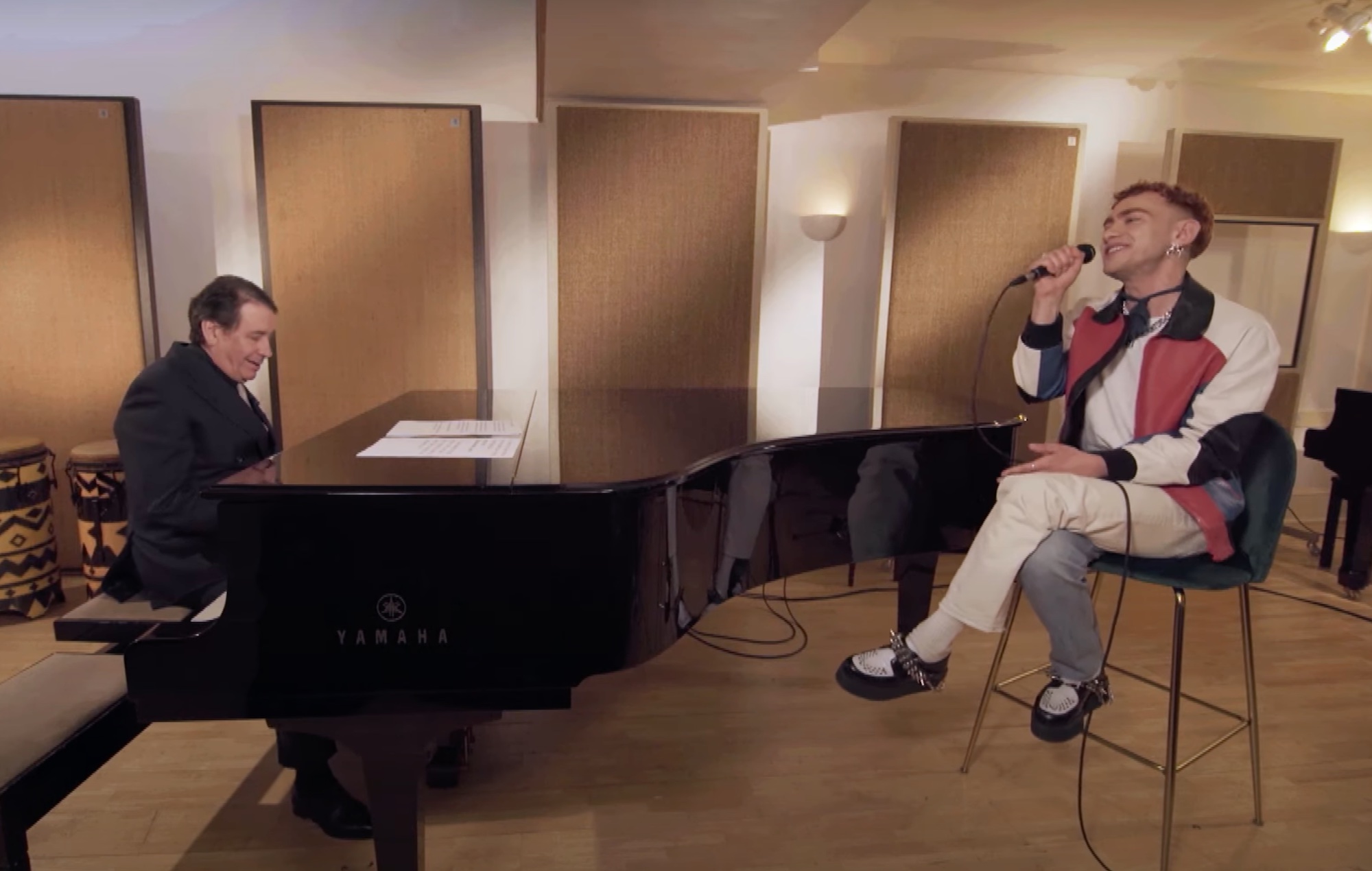 Mira cómo Olly Alexander y Jools Holland interpretan 'Signed, Sealed, Delivered' en 'Later'