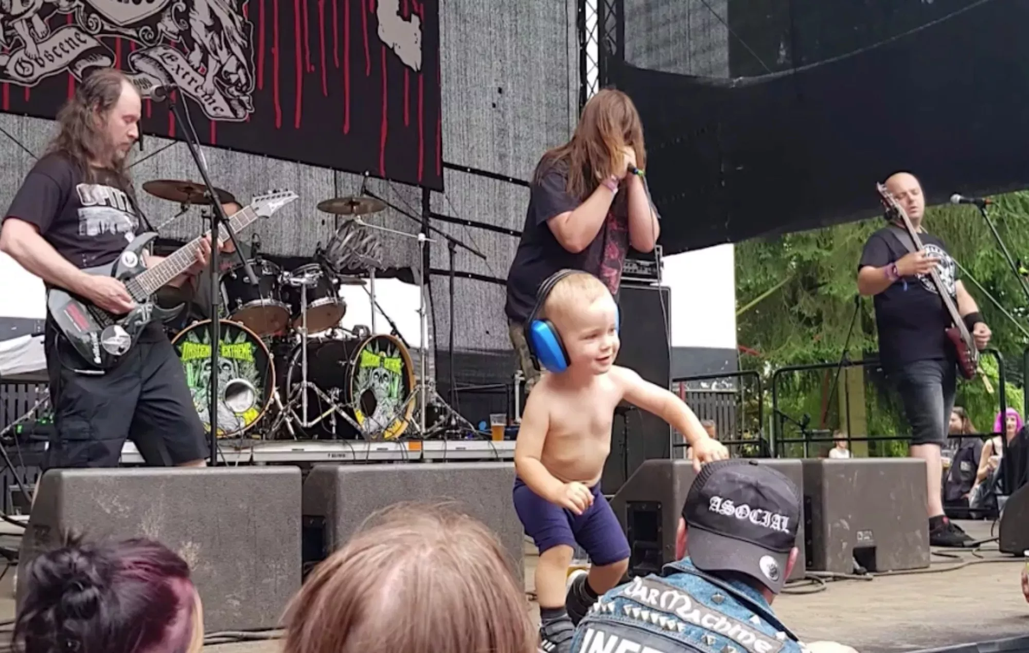 Vea cómo un niño pequeño irrumpe en el escenario de un festival de metal extremo