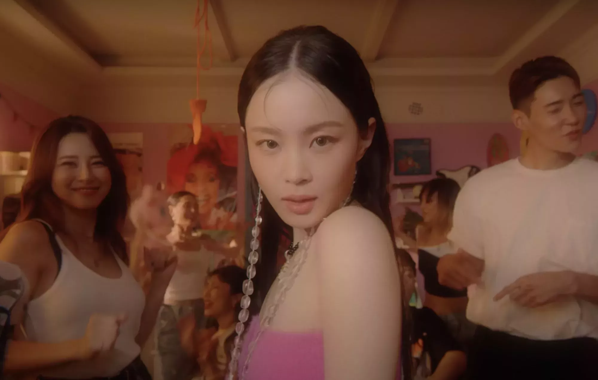 Sigue a Lee Hi en un viaje a los años 90 en su vídeo musical para 'Red Lipstick'