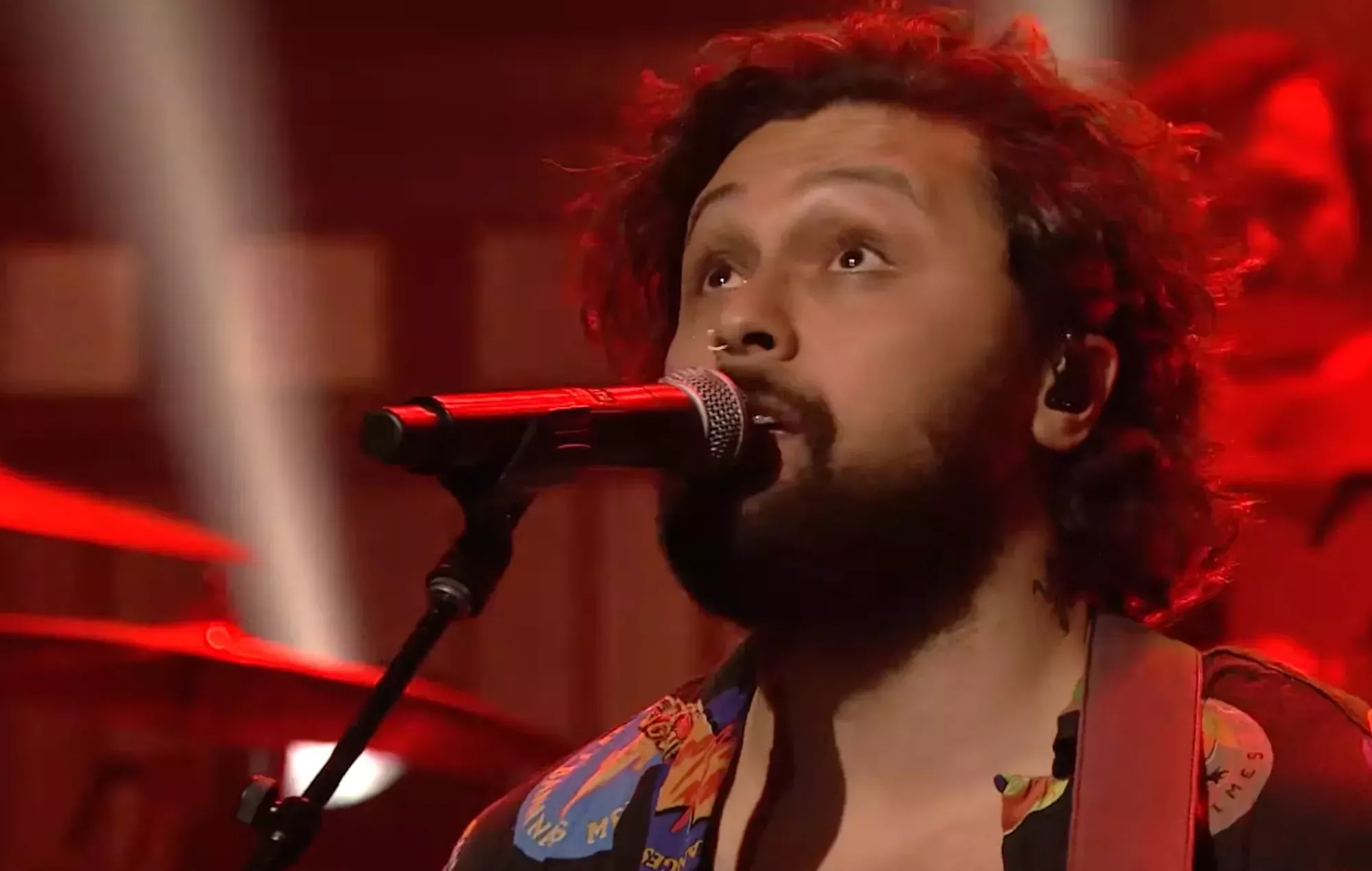Vea a Gang Of Youths interpretando 'In The Wake Of Your Leave' en 'Fallon'