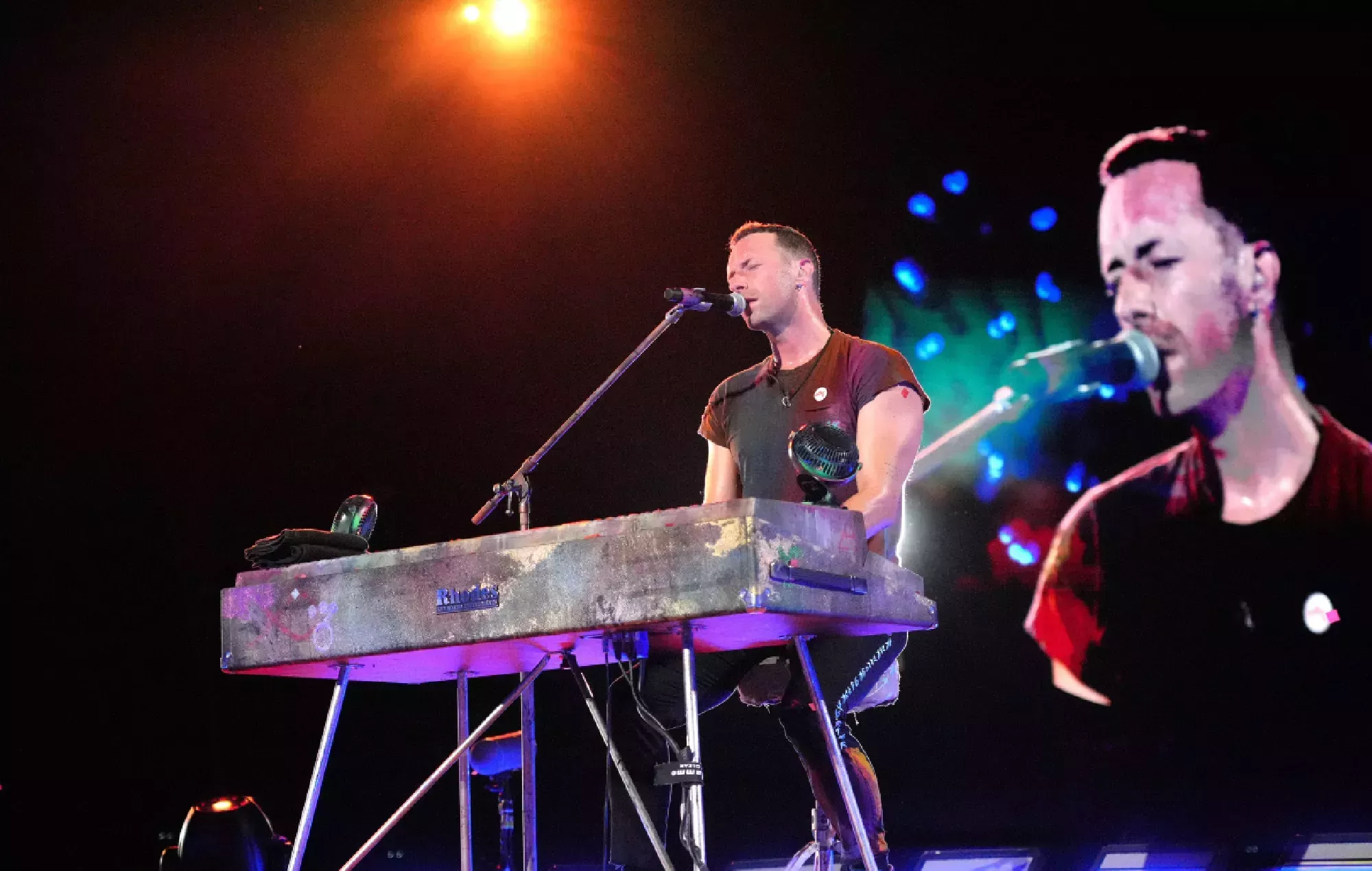 Mira cómo Chris Martin se apodera del piano de un pub familiar para tocar 'A Sky Full of Stars' de Coldplay
