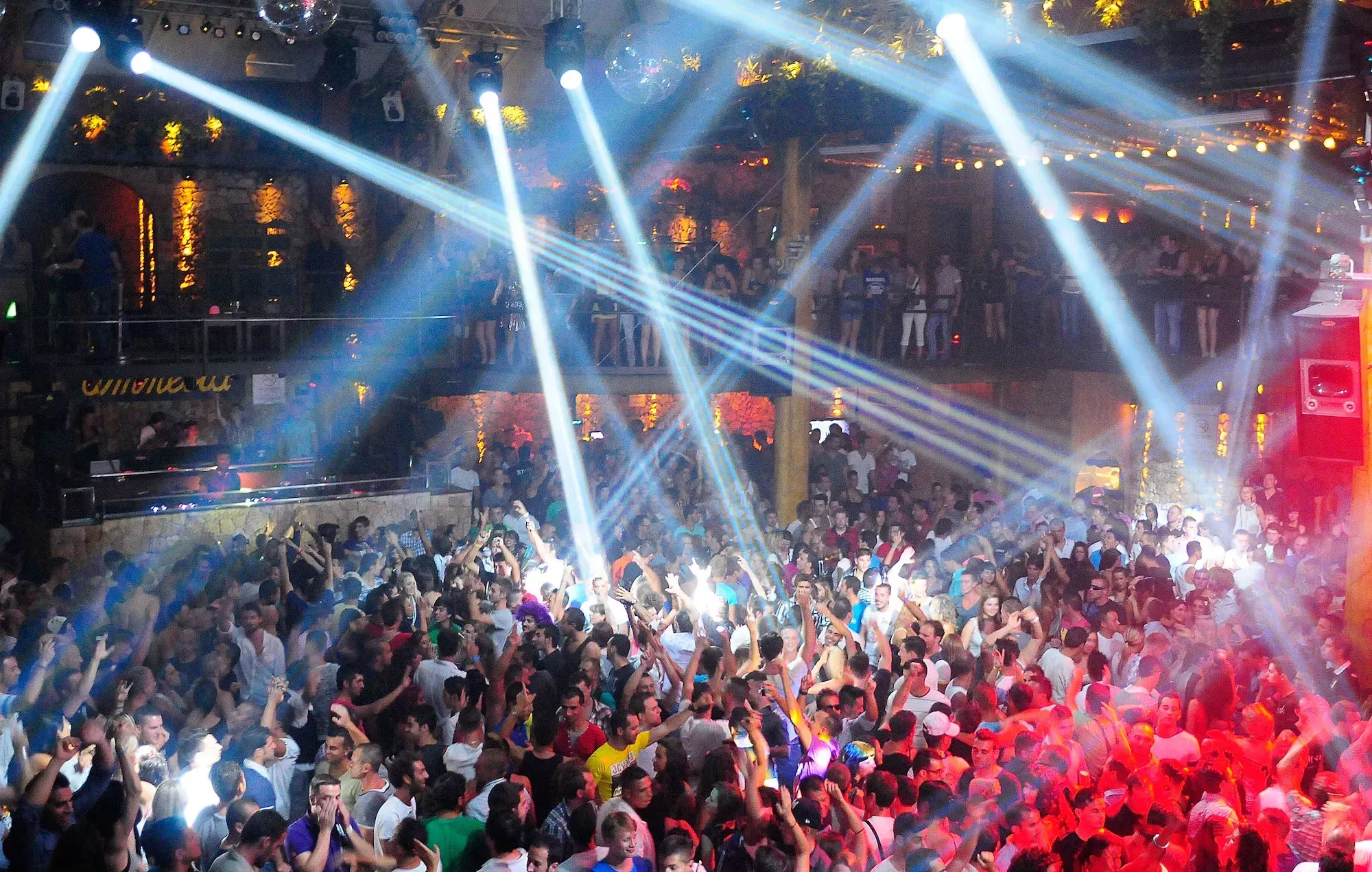 Los aficionados a la música en el club Amnesia de Ibiza recaudan dinero bailando toda la noche