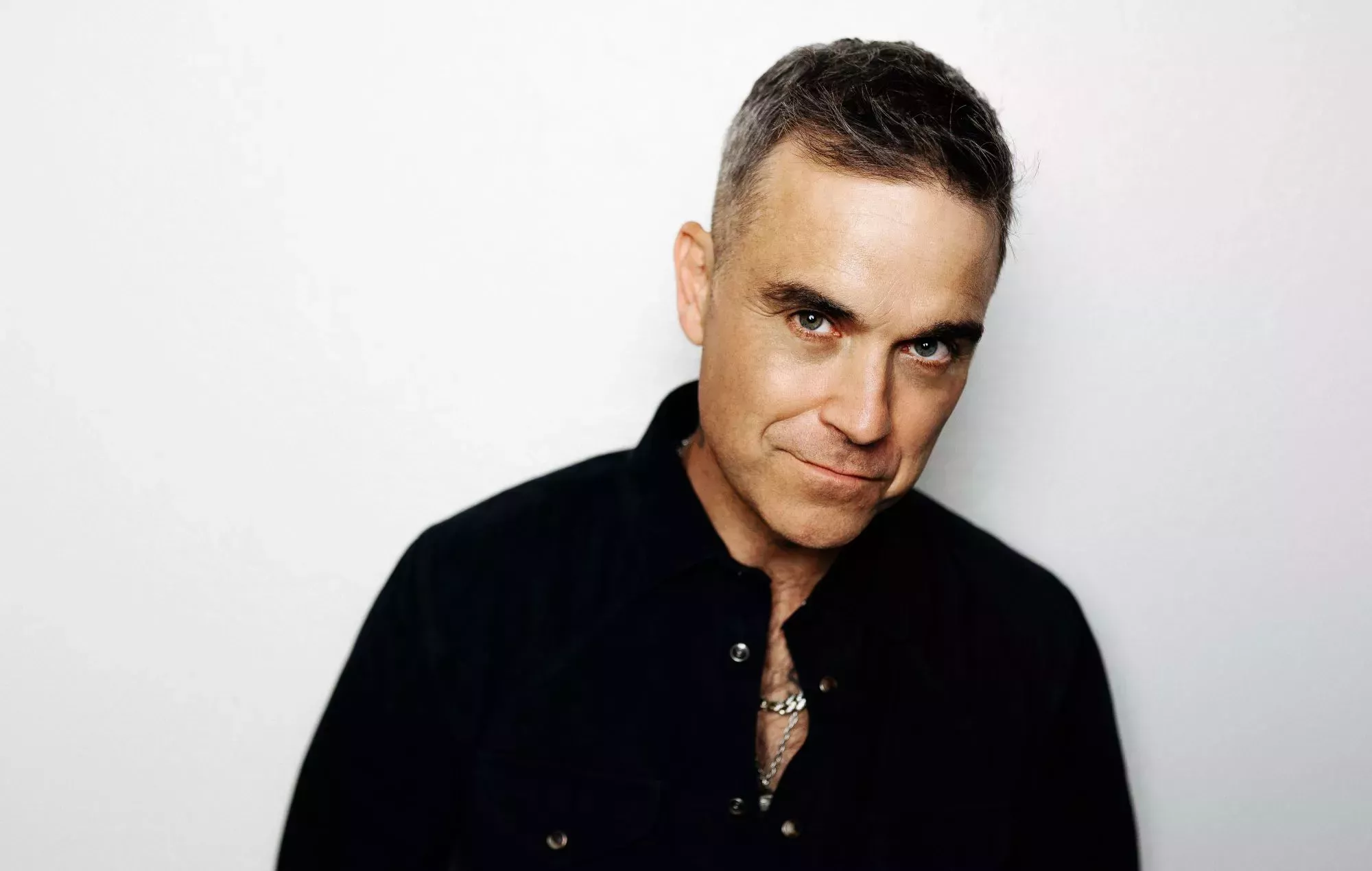 Robbie Williams comparte el nuevo single del álbum 'XXV', 'Lost', sobre el 
