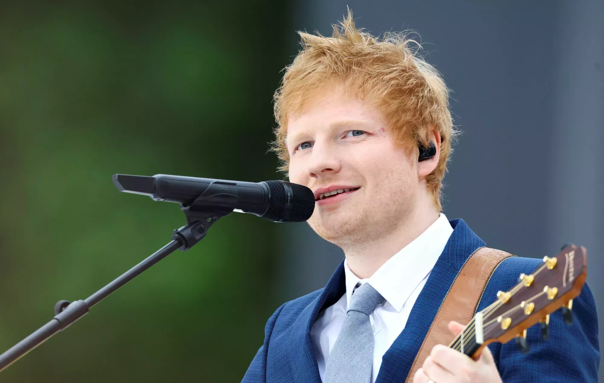 Ed Sheeran actúa por sorpresa frente al Ayuntamiento de Ipswich