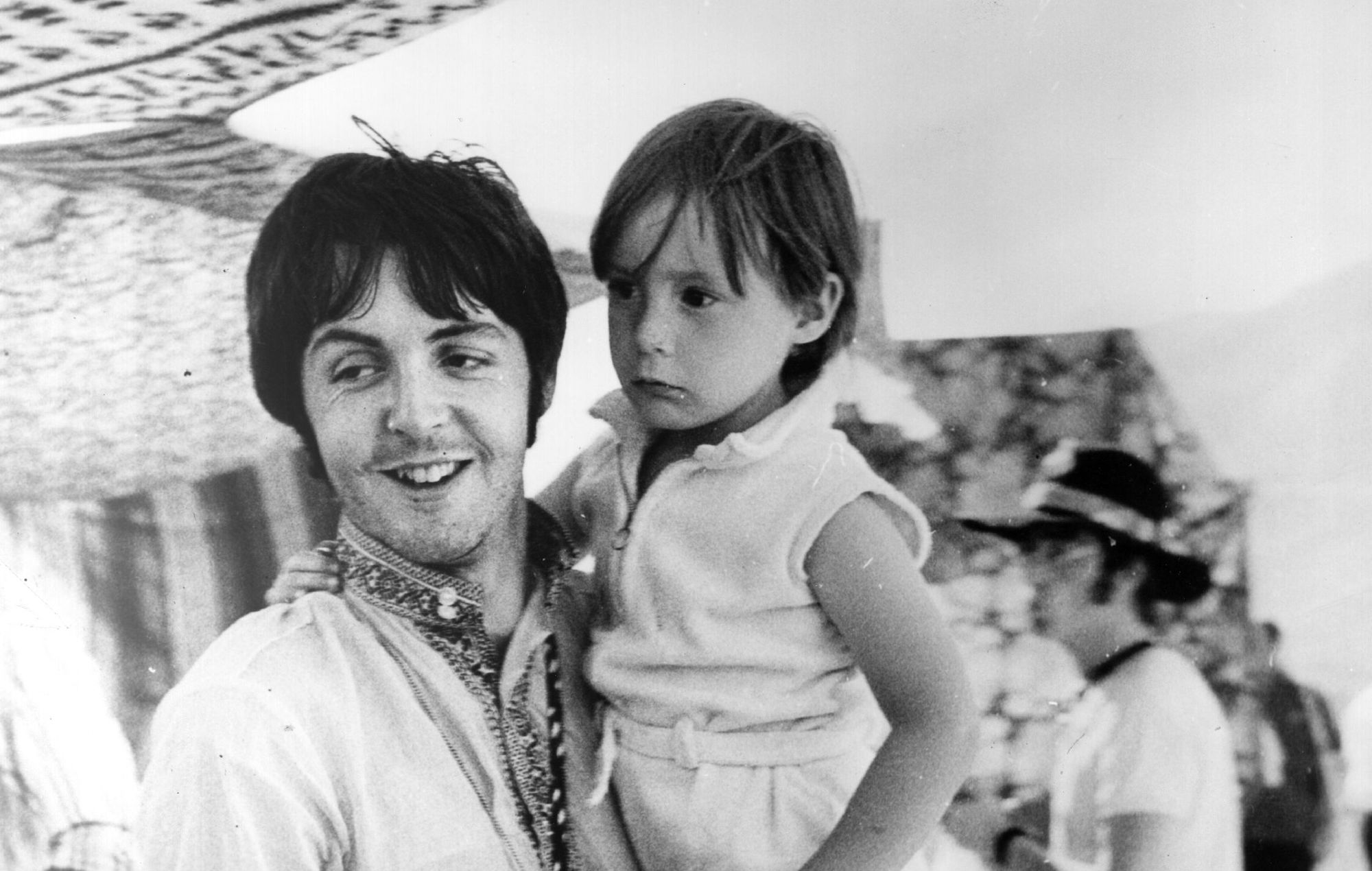 Julian Lennon dice que 'Hey Jude' es un "oscuro recuerdo" de su padre John dejando su familia