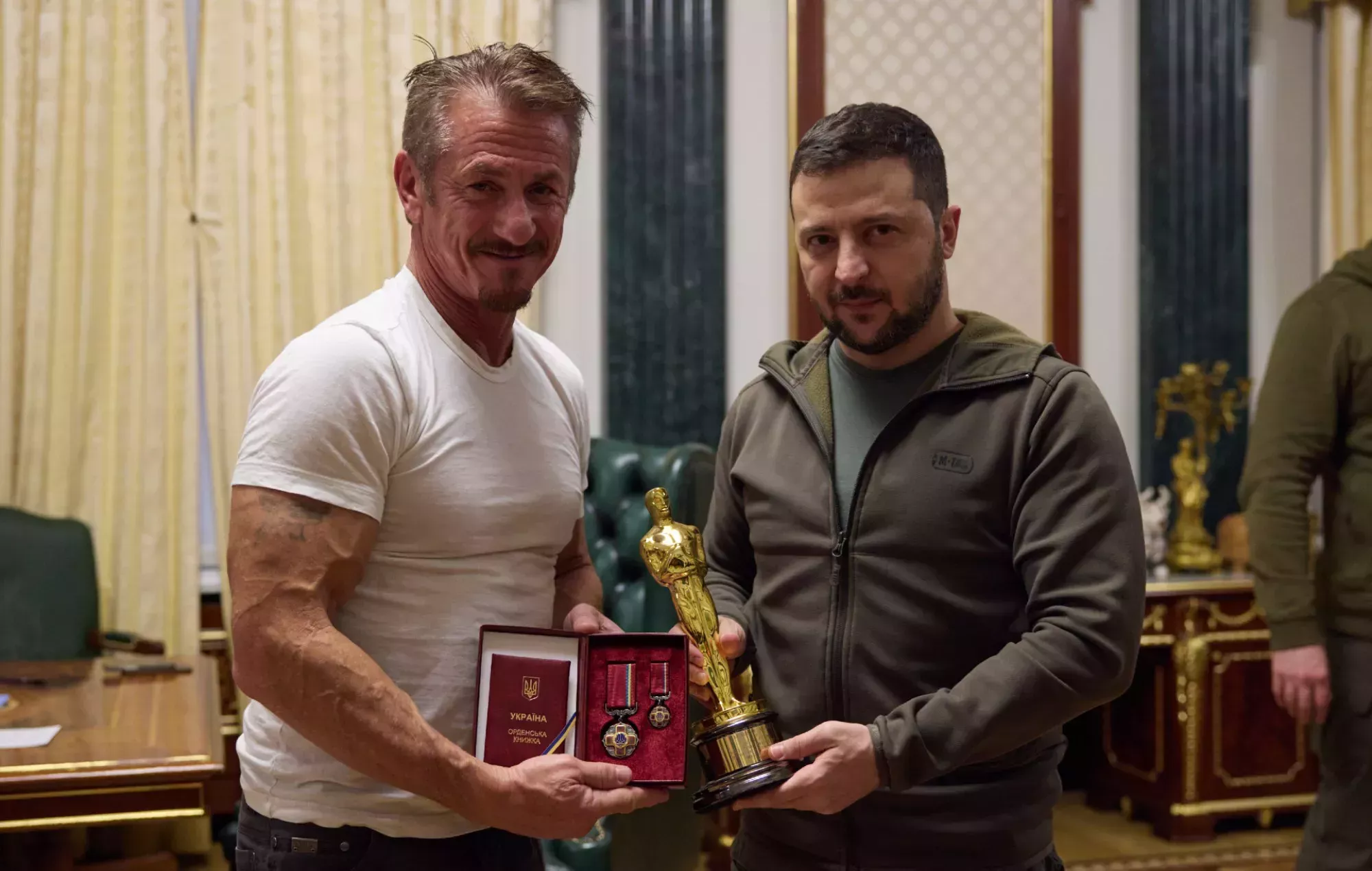 Sean Penn entrega el Oscar al presidente ucraniano Volodymyr Zelenskyy