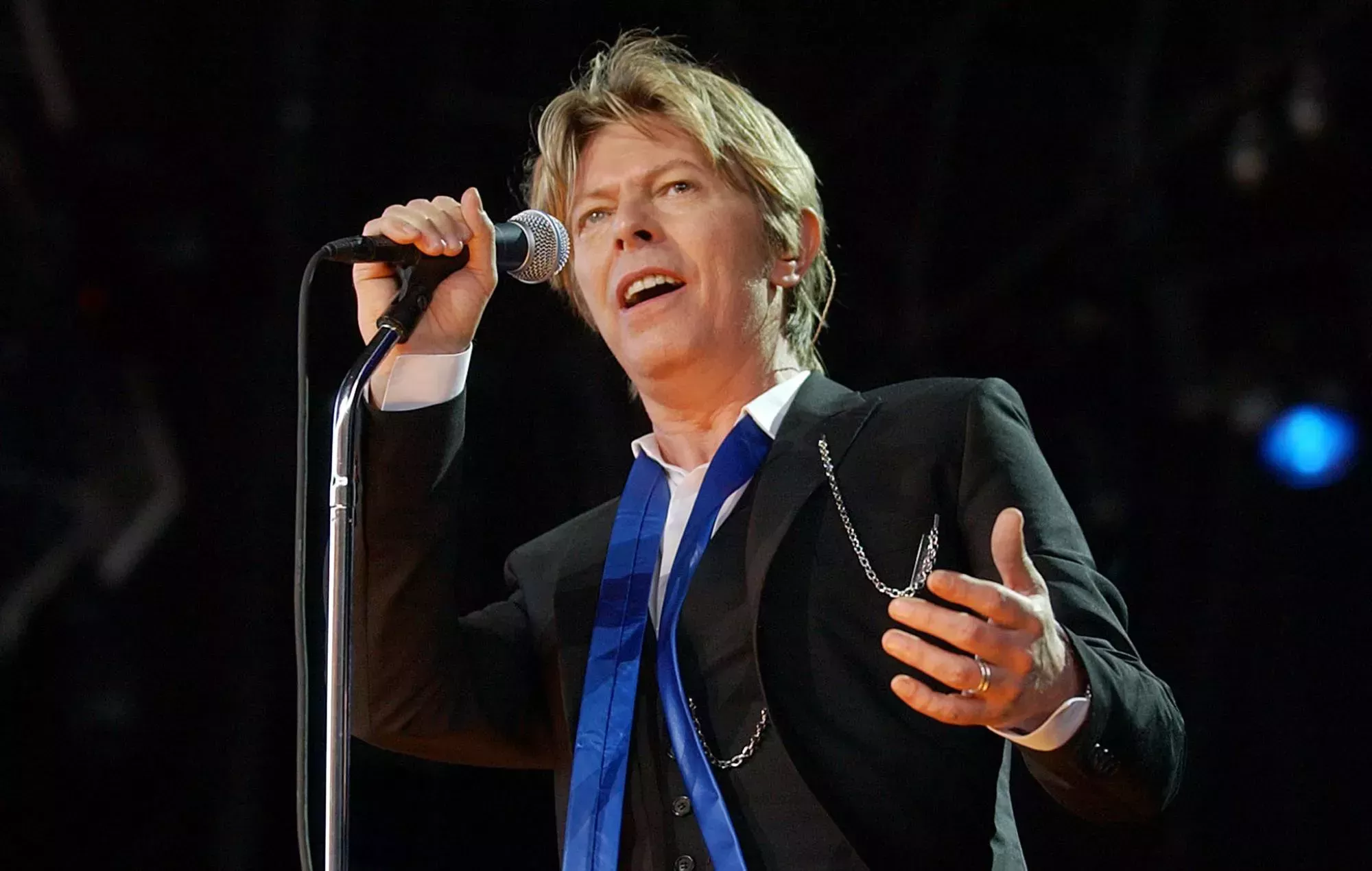 La hija de David Bowie comparte imágenes de ellos tocando juntos el teclado en el aniversario de su muerte