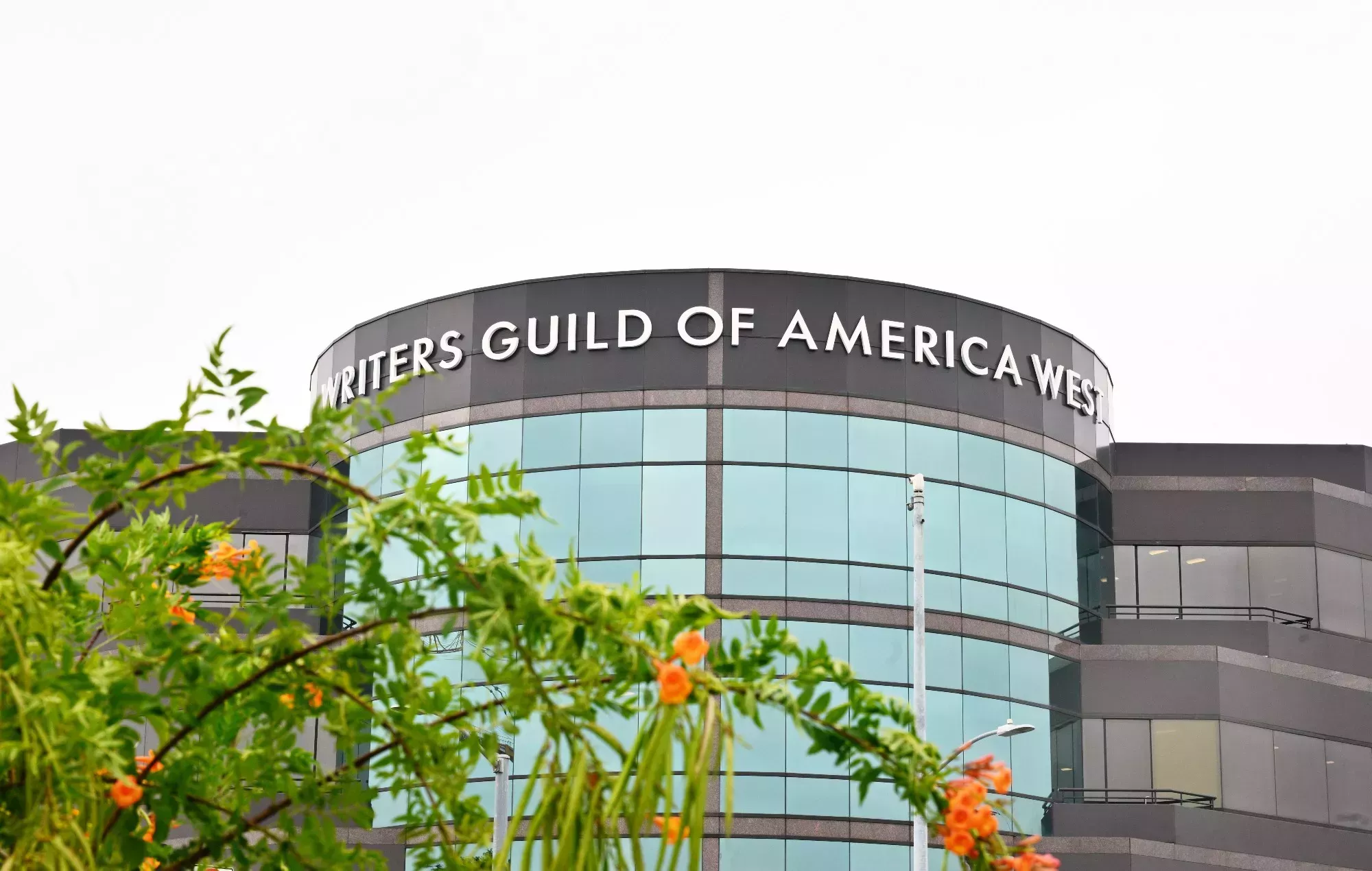 El WGA pone fin oficialmente a la huelga de guionistas de Hollywood y revela los detalles del acuerdo provisional