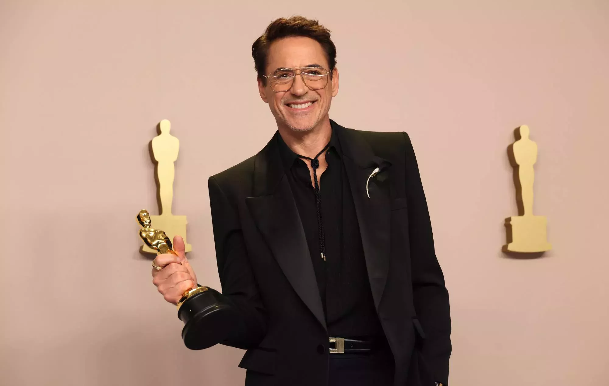 Robert Downey Jr. no pareció contento con la broma de Jimmy Kimmel sobre las drogas durante su discurso en los Oscars