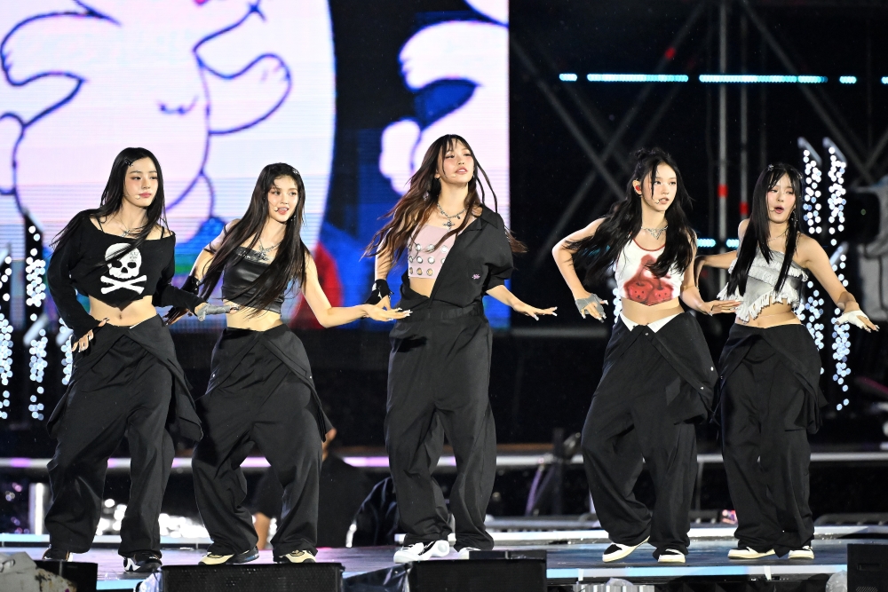 

	
		Choque de K-Pop: HYBE investiga un supuesto intento de fuga de ADOR, la discográfica de NewJeans
	
	