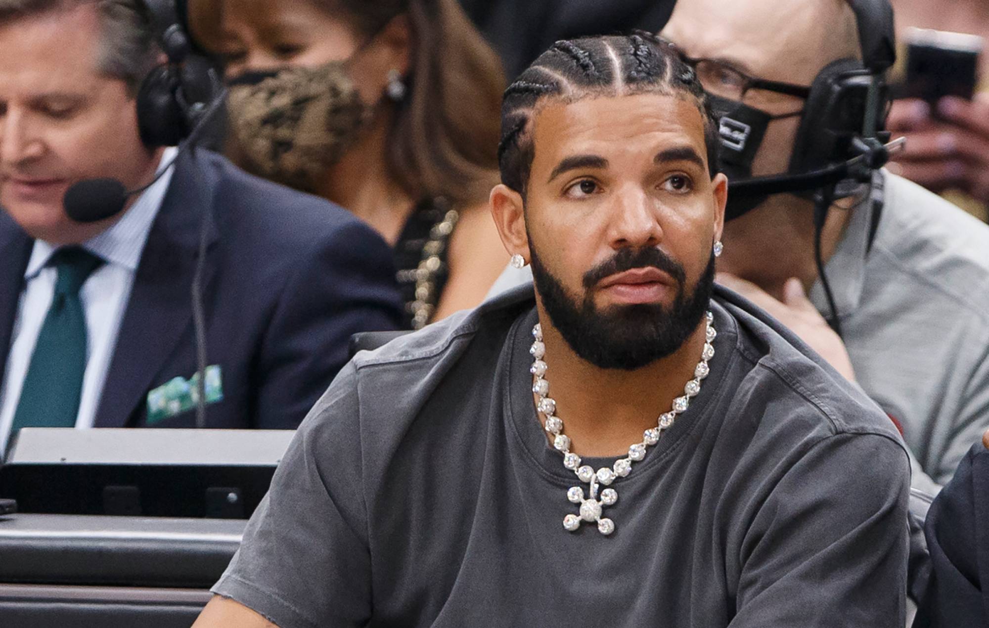 Drake retira una canción disidente con voces de Tupac generadas por inteligencia artificial después de que su patrimonio amenazara con demandarle