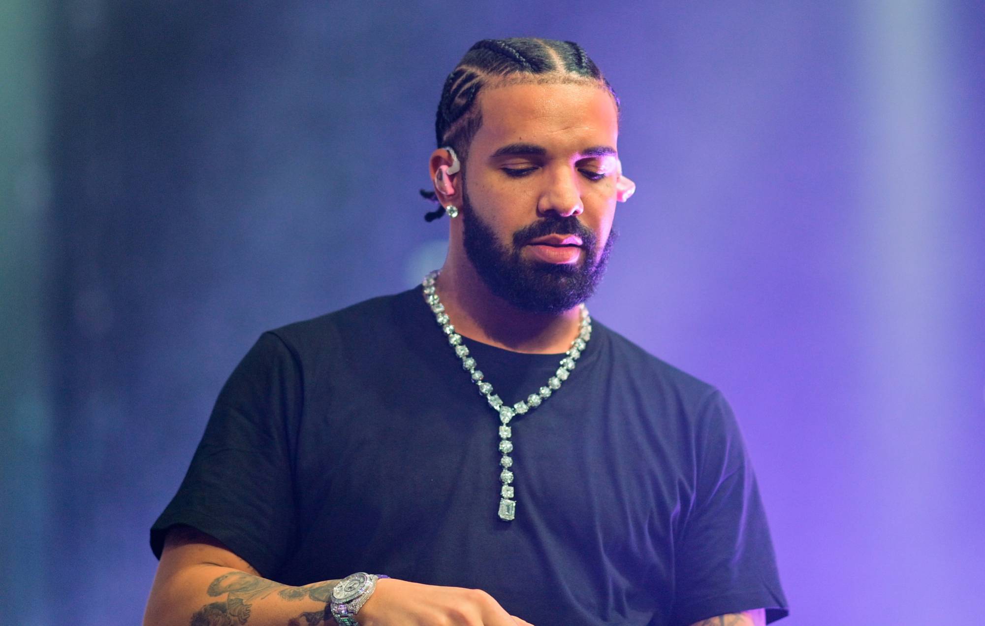 Drake pide al helicóptero de noticias de Toronto que deje de sobrevolar su mansión al ser detenido el tercer intruso