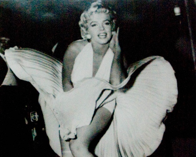 Subastan el vestido de Marilyn Monroe en "La tentación vive arriba"