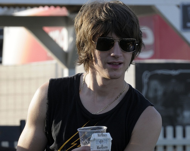 La imagen del lunes: Alex Turner, de Arctic Monkeys, arrasa en el FIB 2011