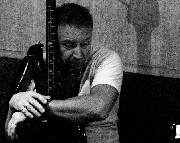 Guerra en New Order: Peter Hook dice que Bernard Sumner es un "gilipollas"