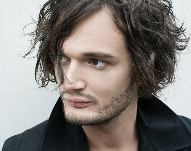 Apparat le saca provecho al síndrome de Diógenes en el vídeo para 'Black Water'