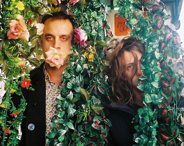 Girls nos dan un paseo en Mustang en su nuevo vídeo: 'Vomit'