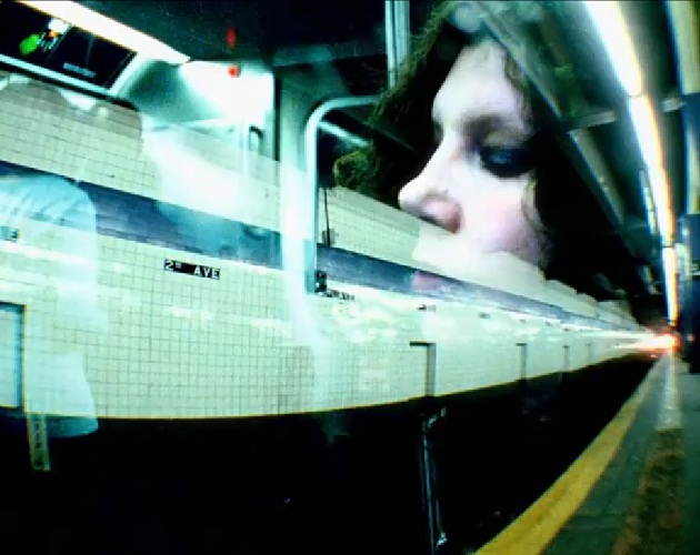 Viaje en metro en el nuevo vídeo de Low, 'Especially Me'