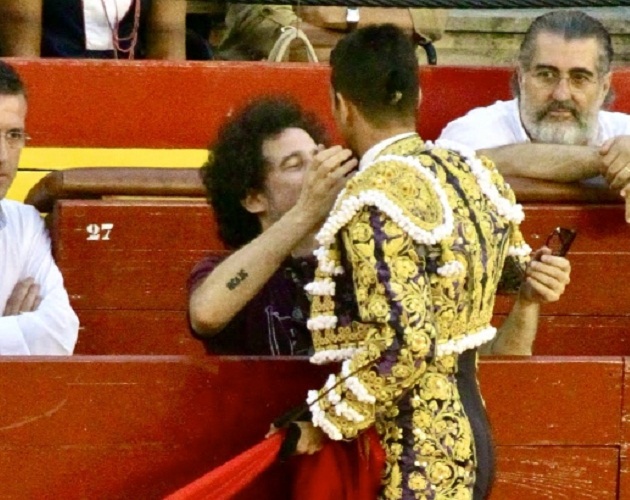 Calamaro presume de ser fotógrafo taurino