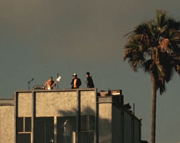 Los Red Hot Chili Peppers tocan en una azotea en su nuevo videoclip
