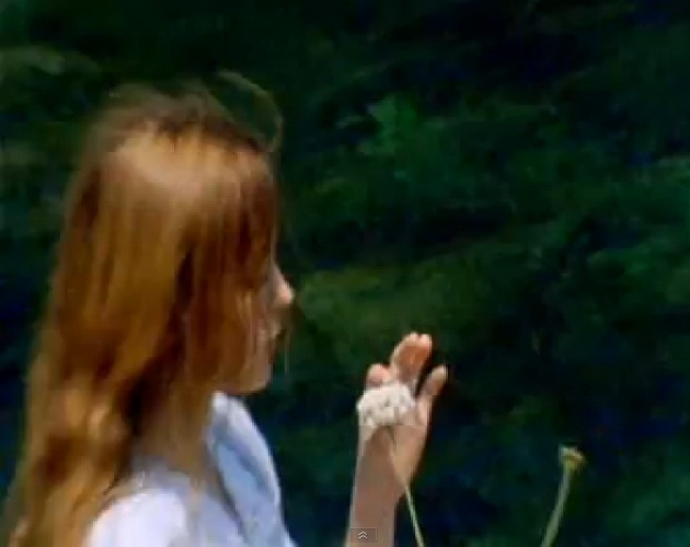 Russian Red recoge florecitas en su nuevo vídeo: 'The Sun, The Trees'