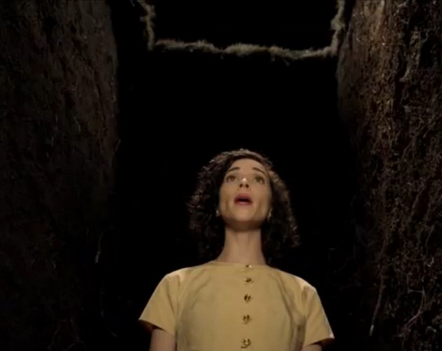 St. Vincent es una ama de casa agobiada en el vídeo de 'Cruel'
