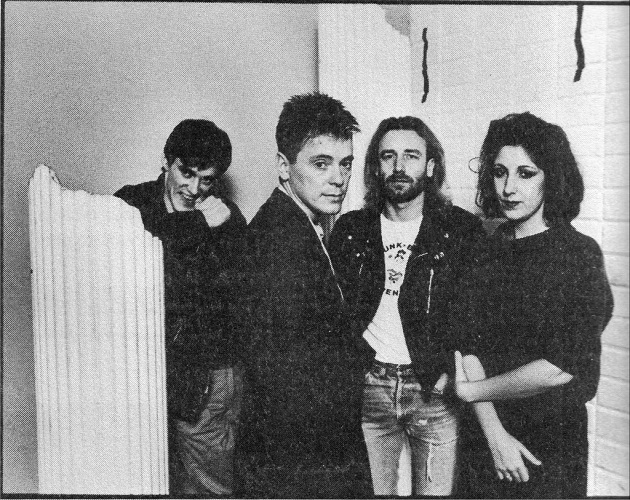 New Order vuelven a los escenarios... sin Peter Hook (¡pelea, pelea!)