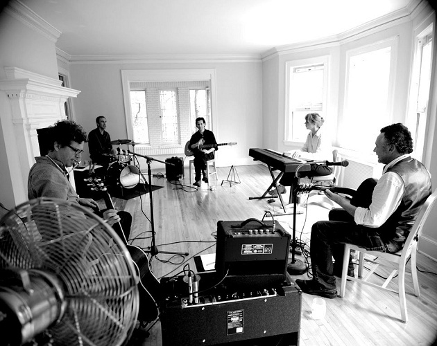 Nuevo vídeo de los Jayhawks: 'She walks in so many ways'