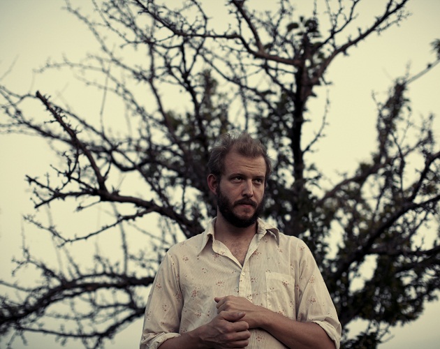 Escucha a Bon Iver interpretar 'Beth/Rest' al piano