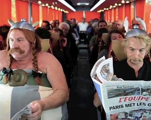 Gérard Depardieu la vuelve a liar en un avión (pero vestido de Obelix)