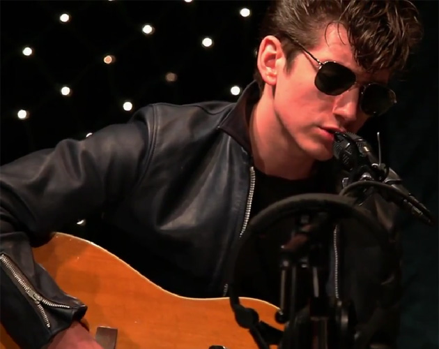 Alex Turner, transformado en teddyboy, interpreta en acústico 'Reckless serenade'