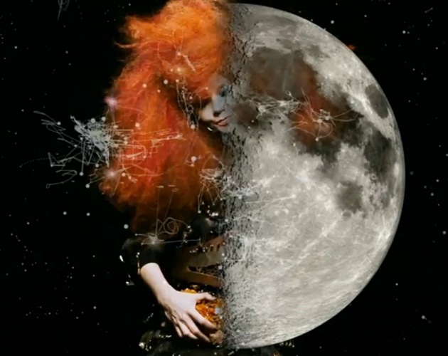 Björk asobina una esponja en su nuevo vídeo: 'Moon'