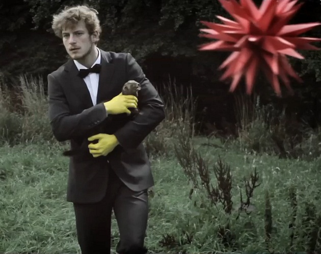 Más moderneces en el vídeo de Clap your hands say yeah: 'Maniac'