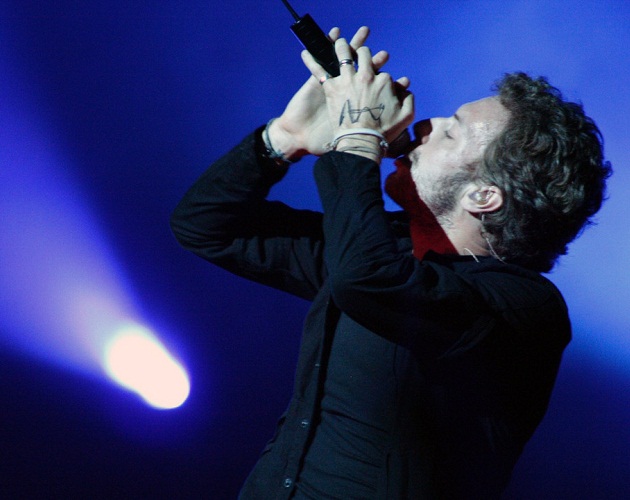 Coldplay hace un cover de 'Everybody hurts' de REM en acústico