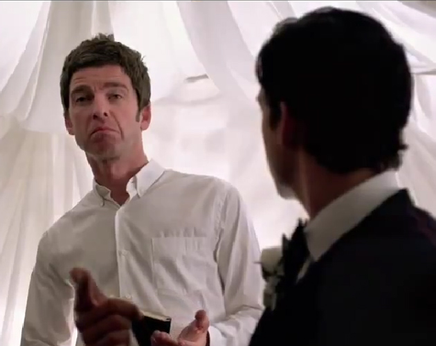 Pastelada de proporciones épicas en el nuevo videoclip de Noel Gallagher