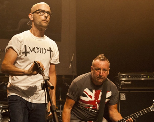 Moby canta dos canciones de Joy Division junto a Peter Hook