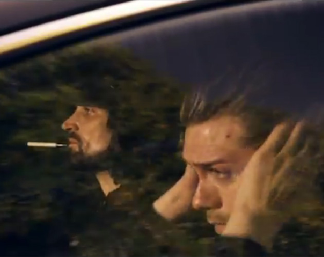 Persecuciones absurdas en el nuevo vídeo de Kasabian: 'Re-wired'